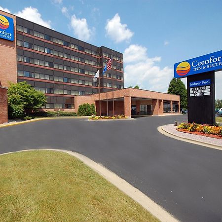Comfort Inn & Suites Madison - Airport Exterior photo