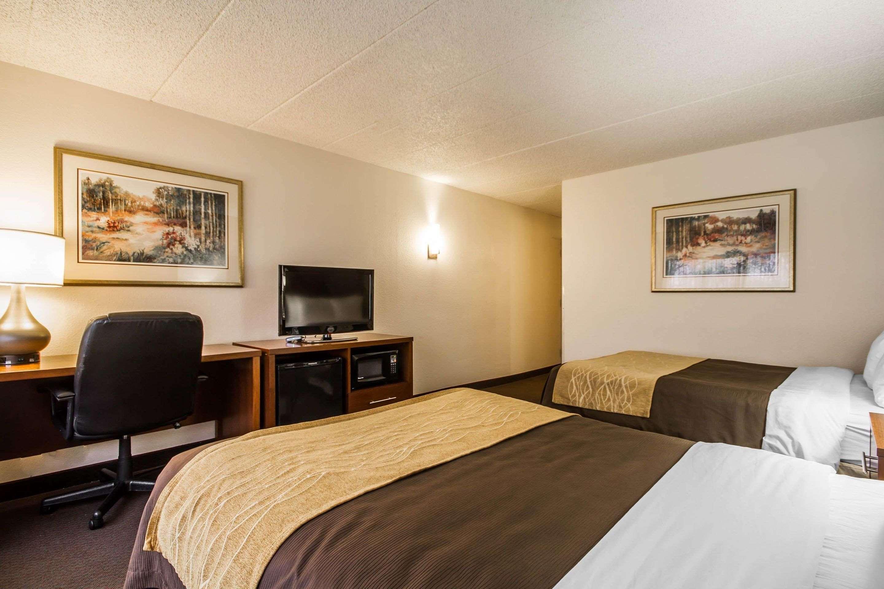 Comfort Inn & Suites Madison - Airport Exterior photo