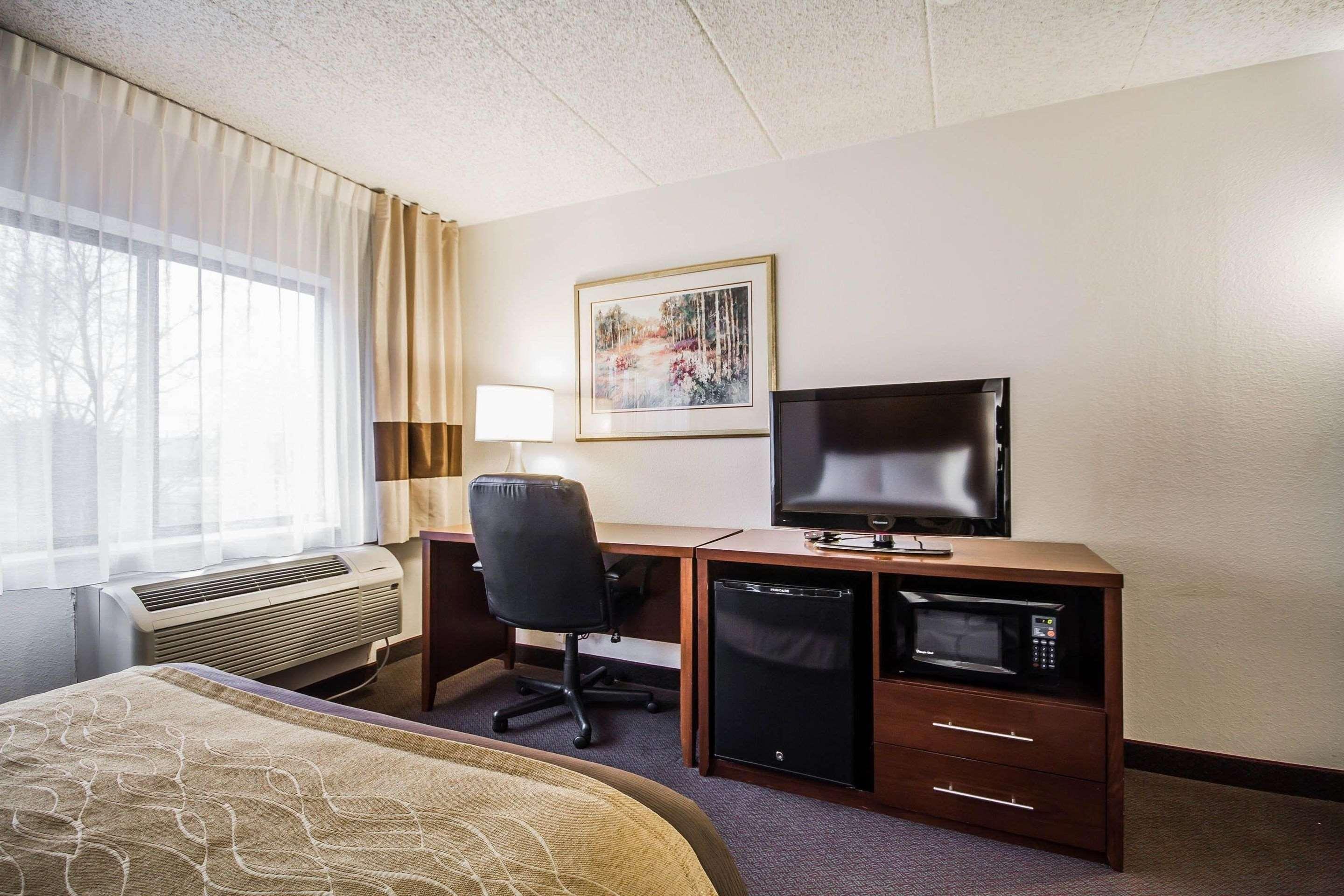 Comfort Inn & Suites Madison - Airport Exterior photo