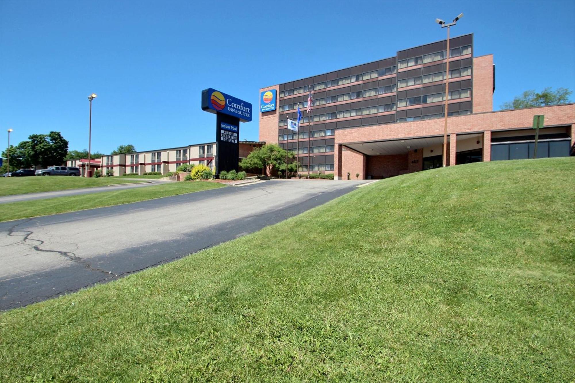 Comfort Inn & Suites Madison - Airport Exterior photo