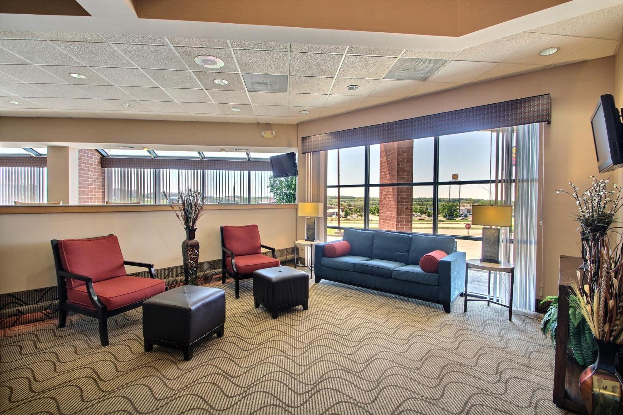 Comfort Inn & Suites Madison - Airport Exterior photo