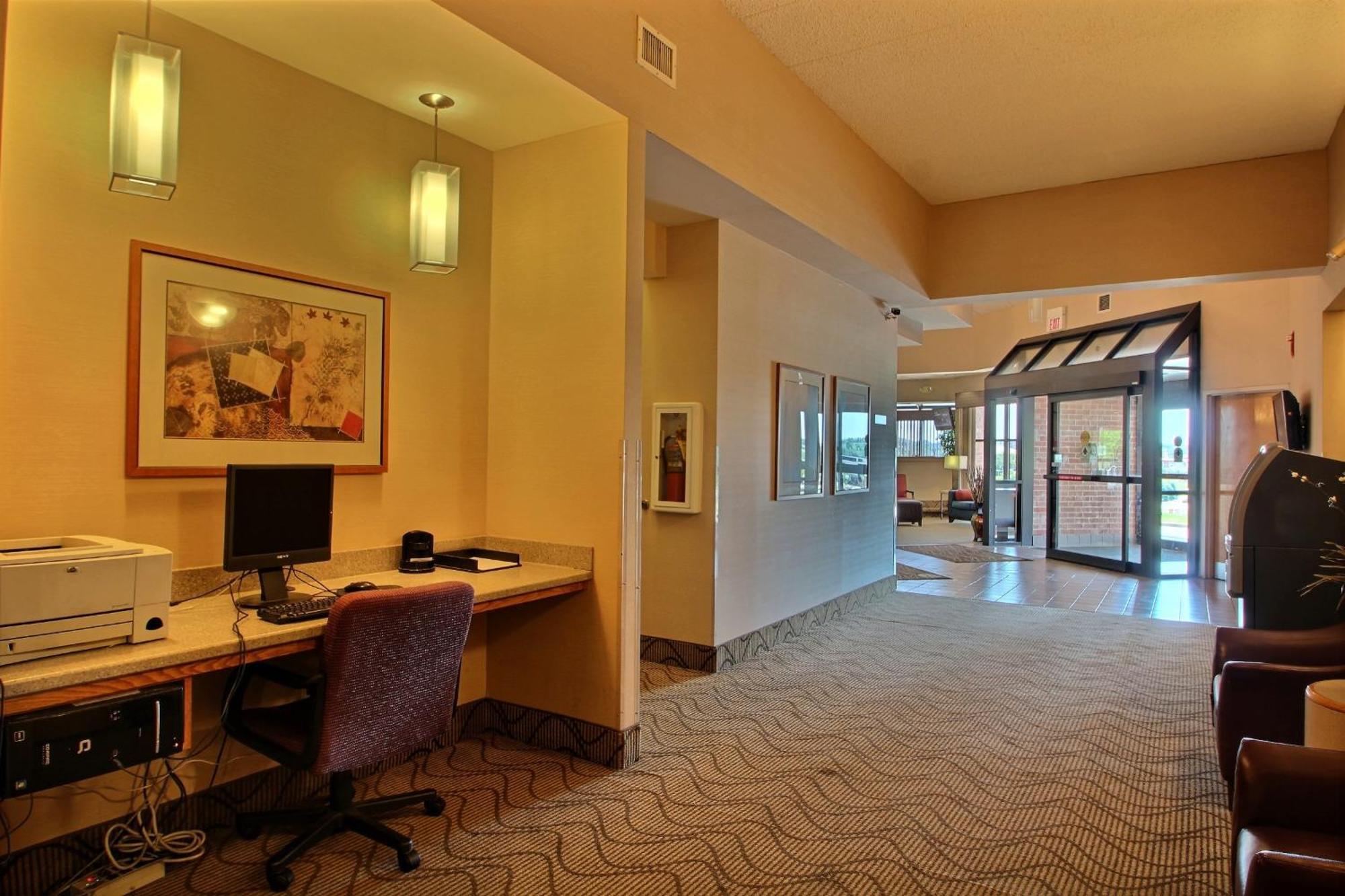 Comfort Inn & Suites Madison - Airport Exterior photo