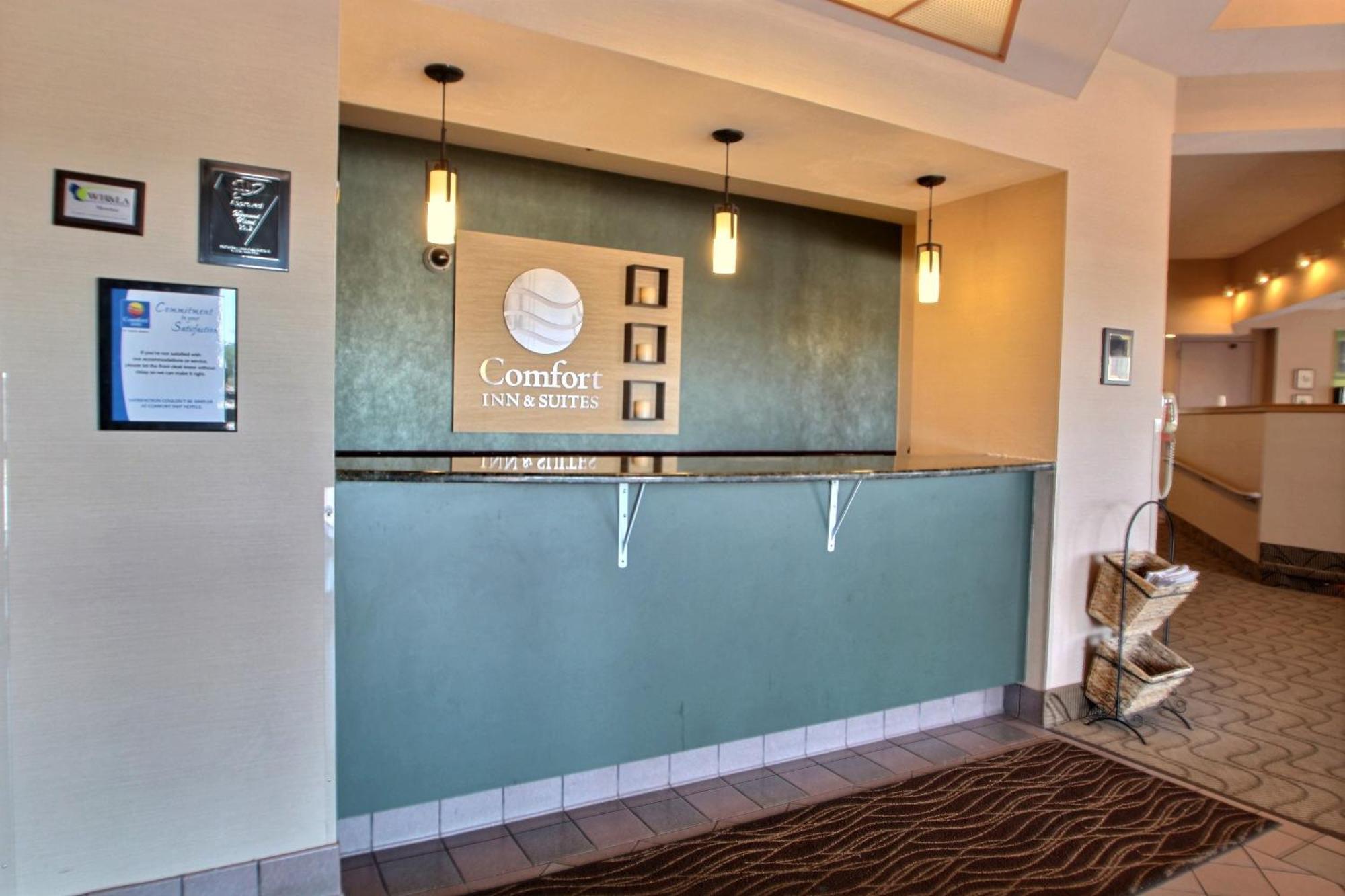 Comfort Inn & Suites Madison - Airport Exterior photo