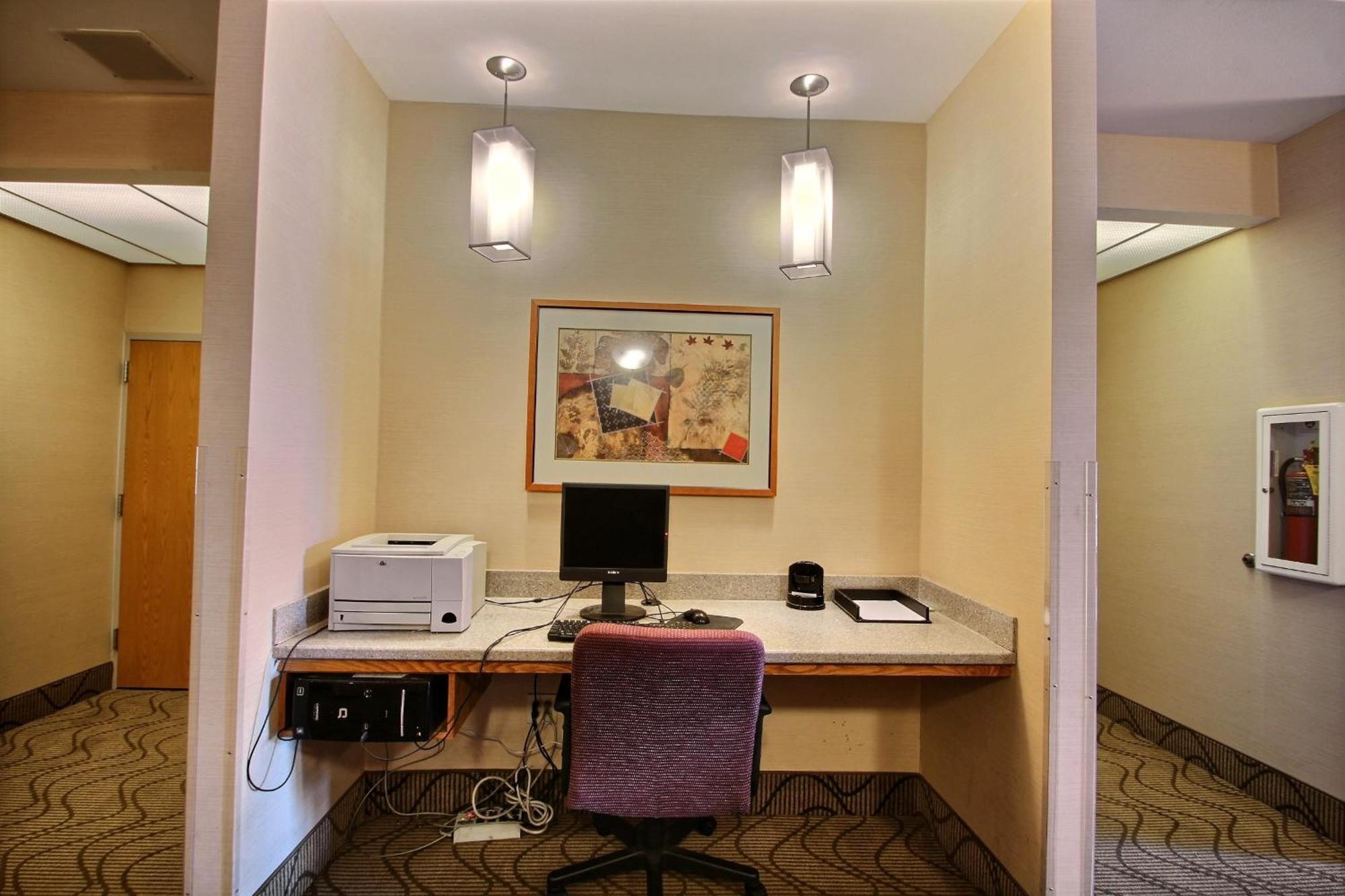 Comfort Inn & Suites Madison - Airport Exterior photo