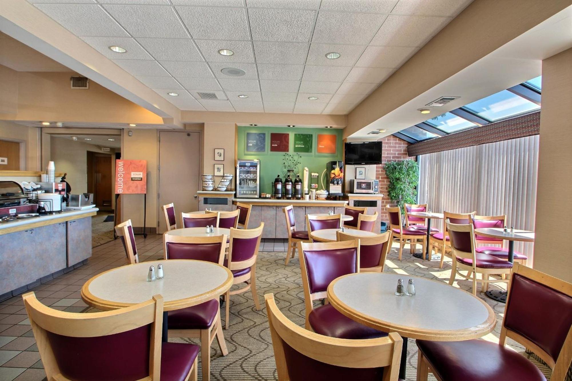 Comfort Inn & Suites Madison - Airport Exterior photo