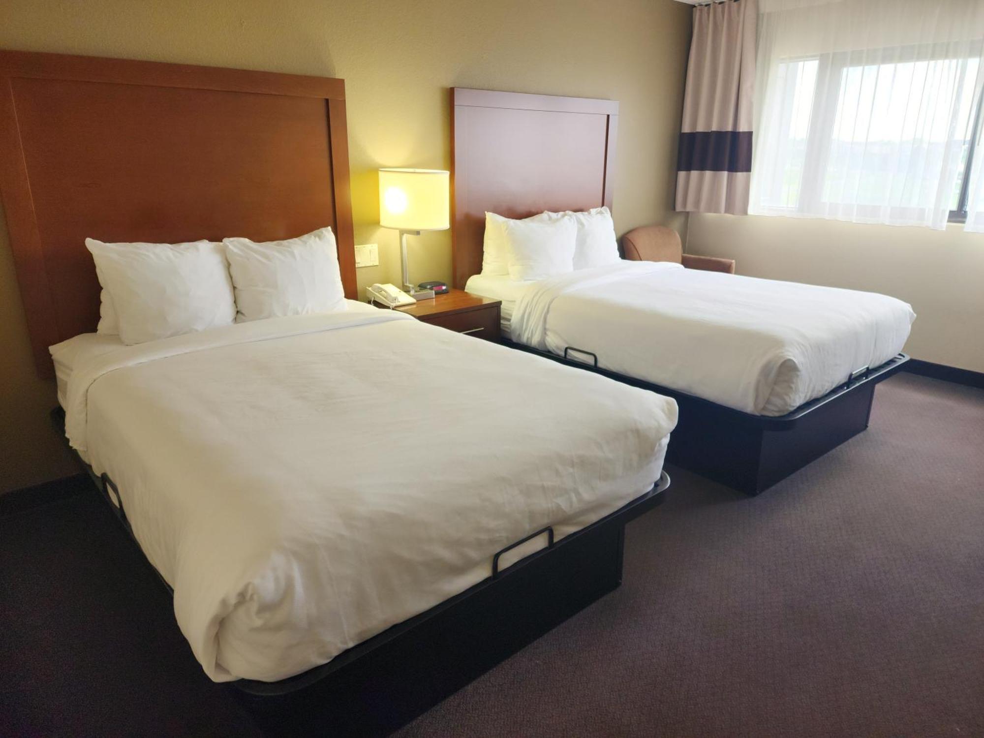 Comfort Inn & Suites Madison - Airport Exterior photo