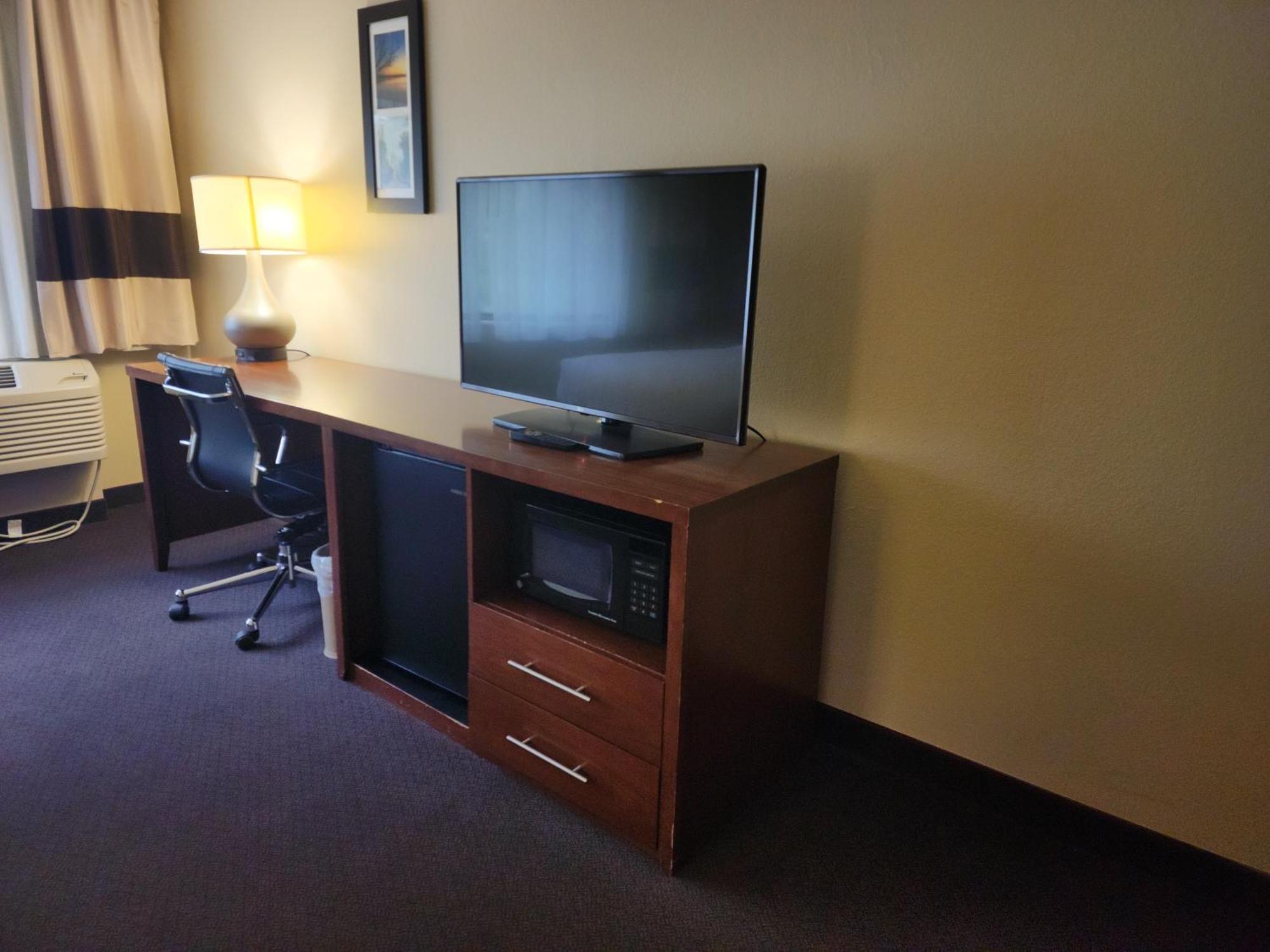 Comfort Inn & Suites Madison - Airport Exterior photo