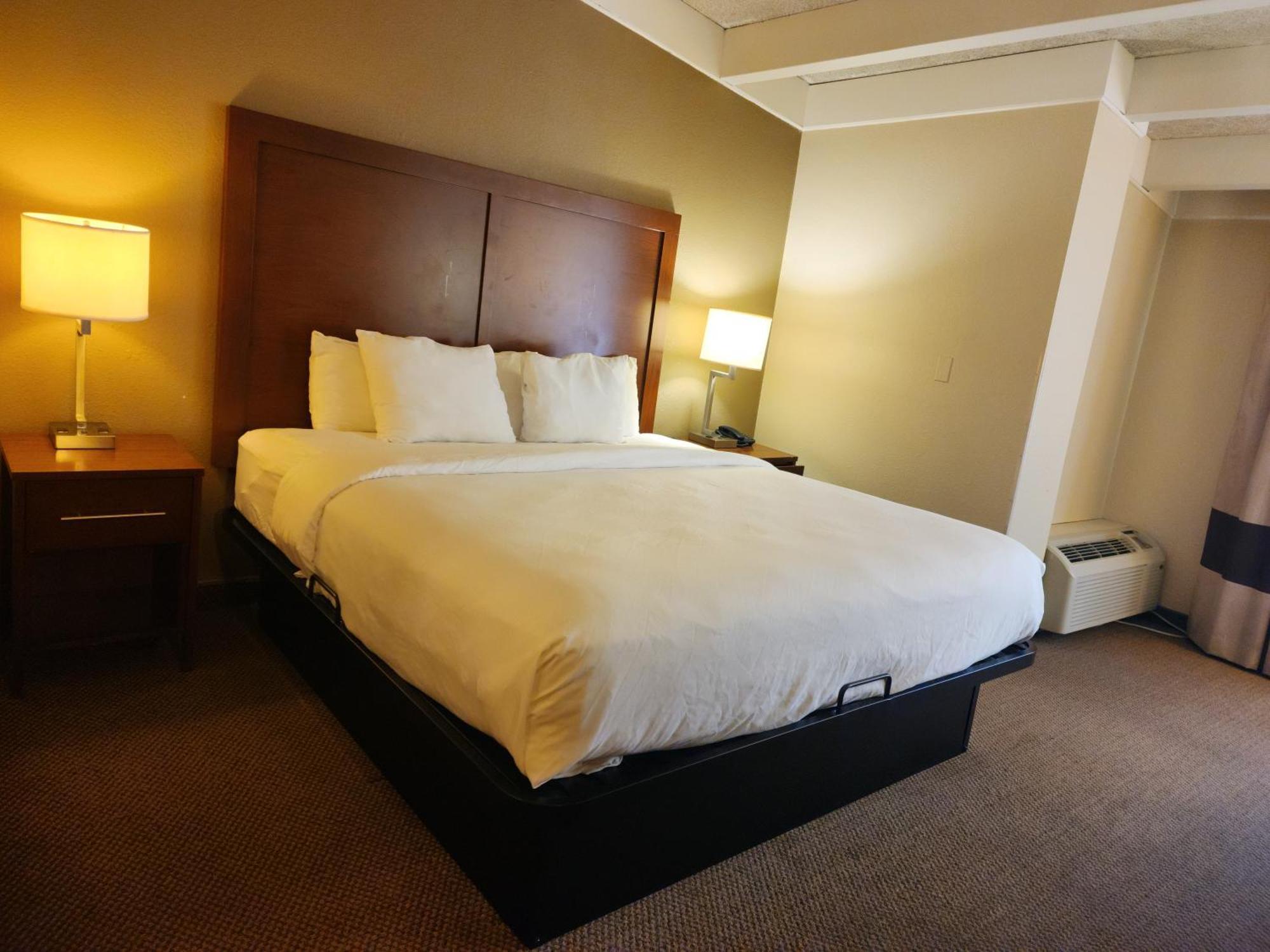Comfort Inn & Suites Madison - Airport Exterior photo