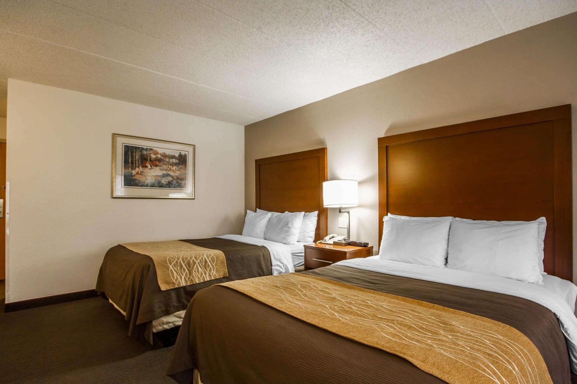 Comfort Inn & Suites Madison - Airport Exterior photo