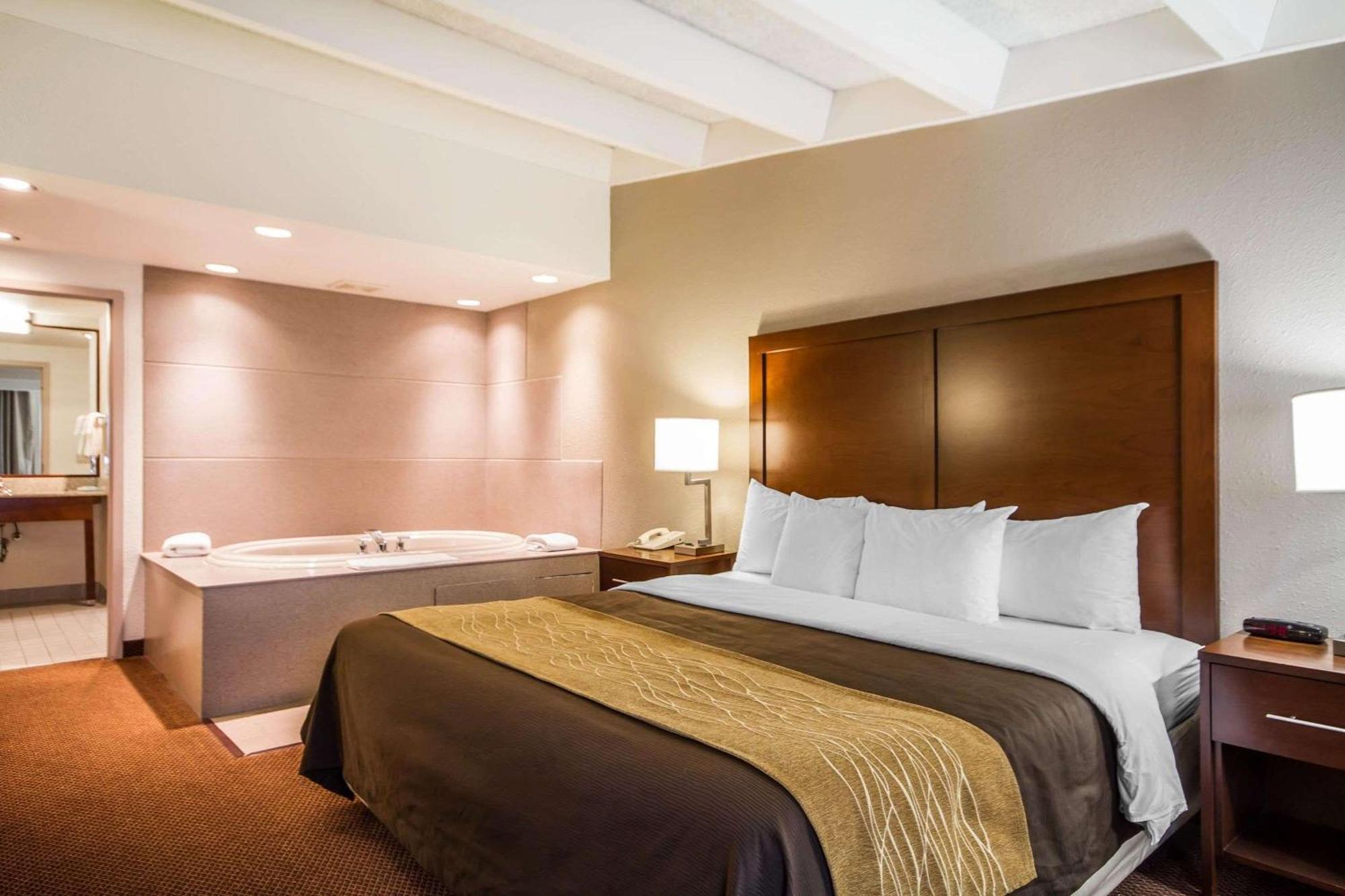 Comfort Inn & Suites Madison - Airport Exterior photo