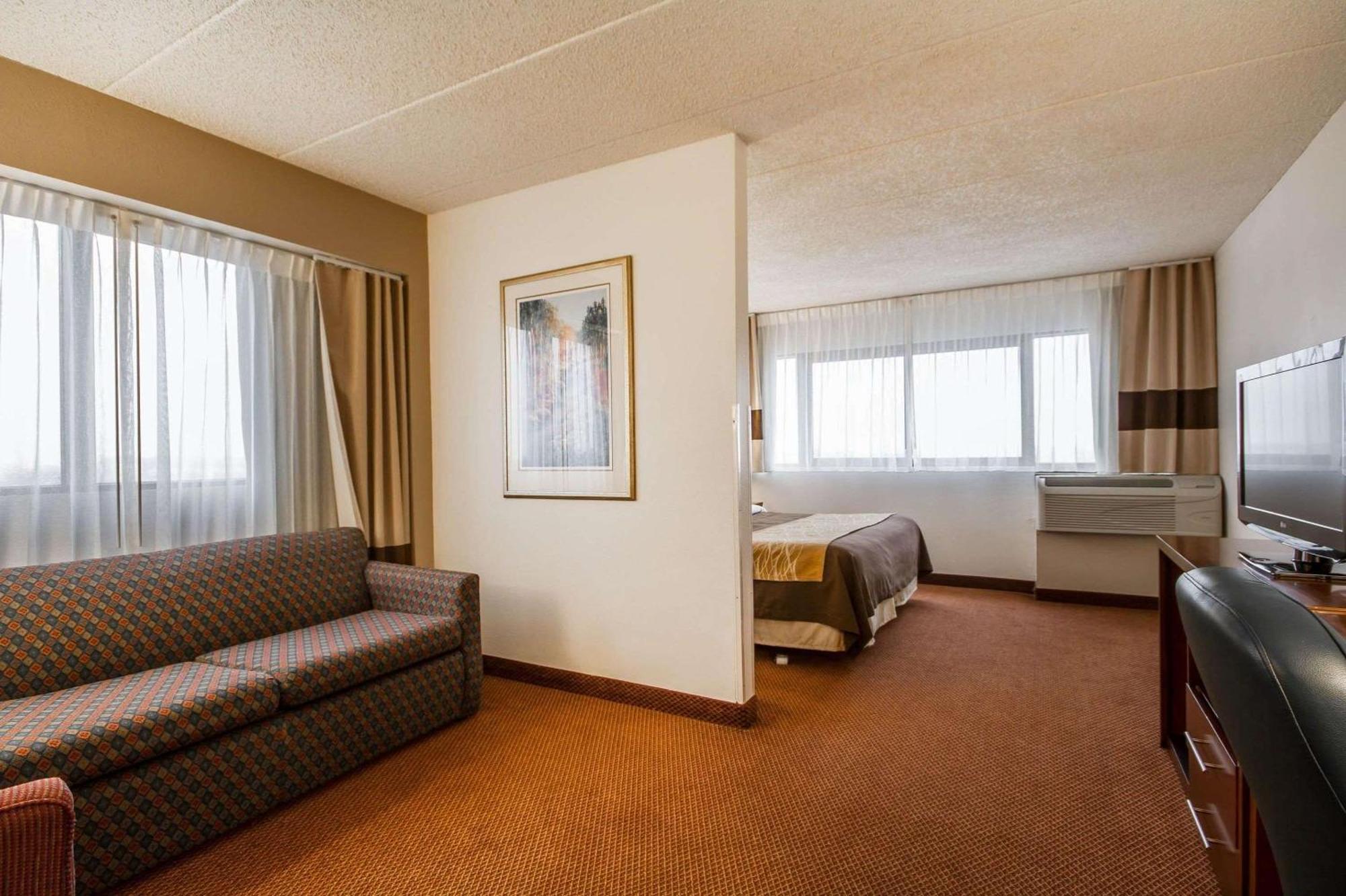 Comfort Inn & Suites Madison - Airport Exterior photo