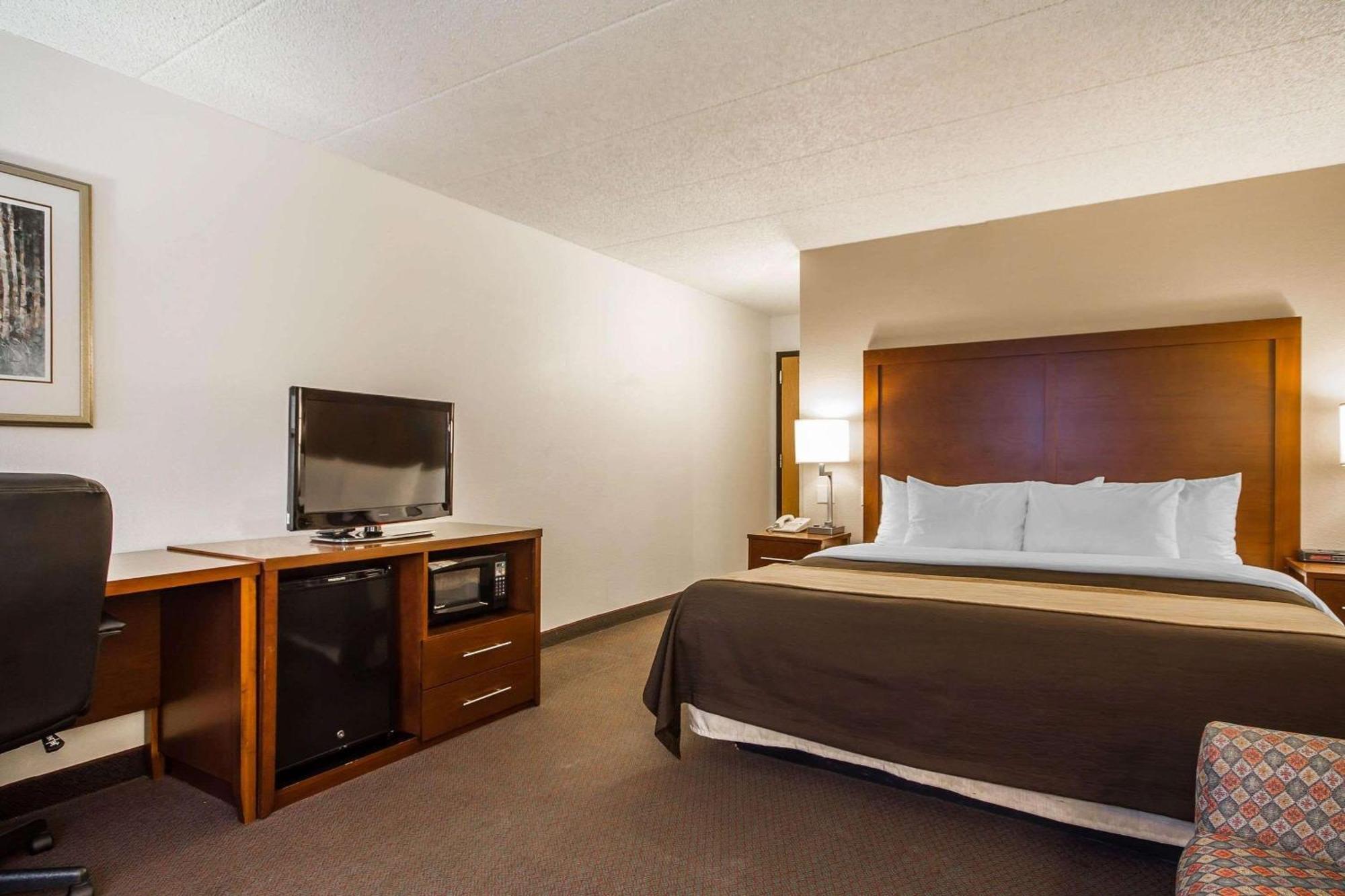 Comfort Inn & Suites Madison - Airport Exterior photo