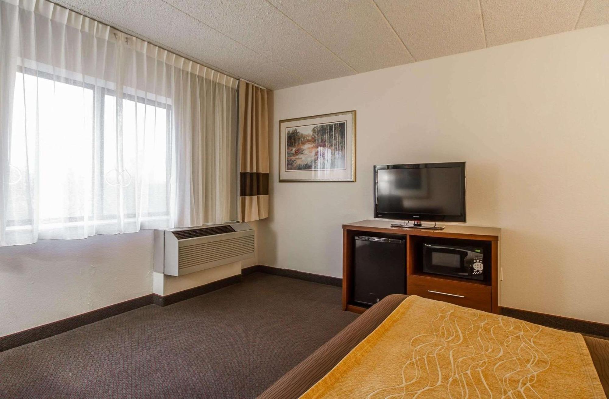 Comfort Inn & Suites Madison - Airport Exterior photo