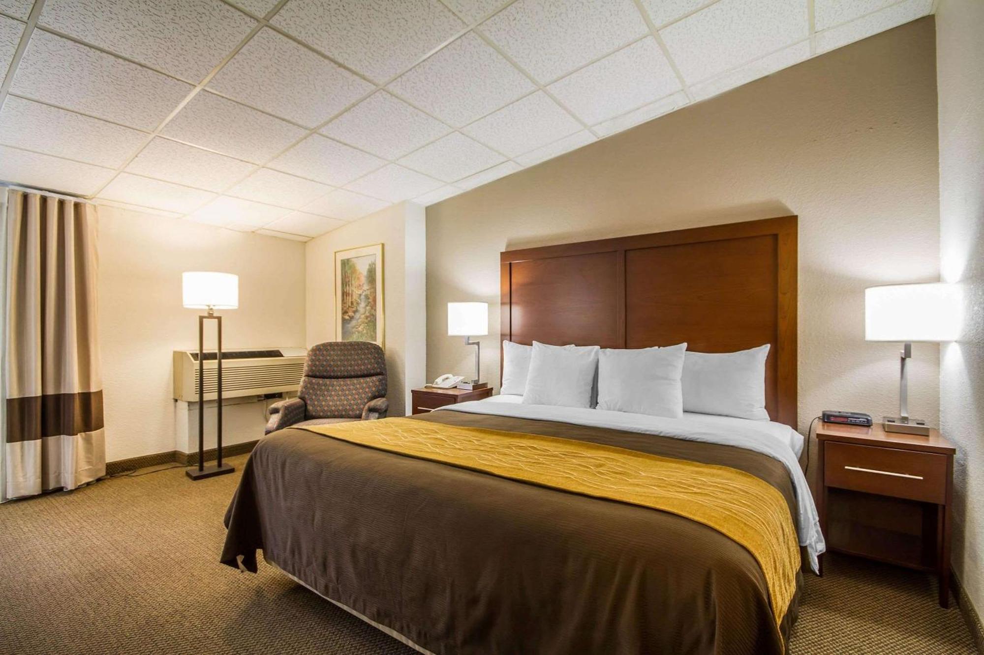 Comfort Inn & Suites Madison - Airport Exterior photo